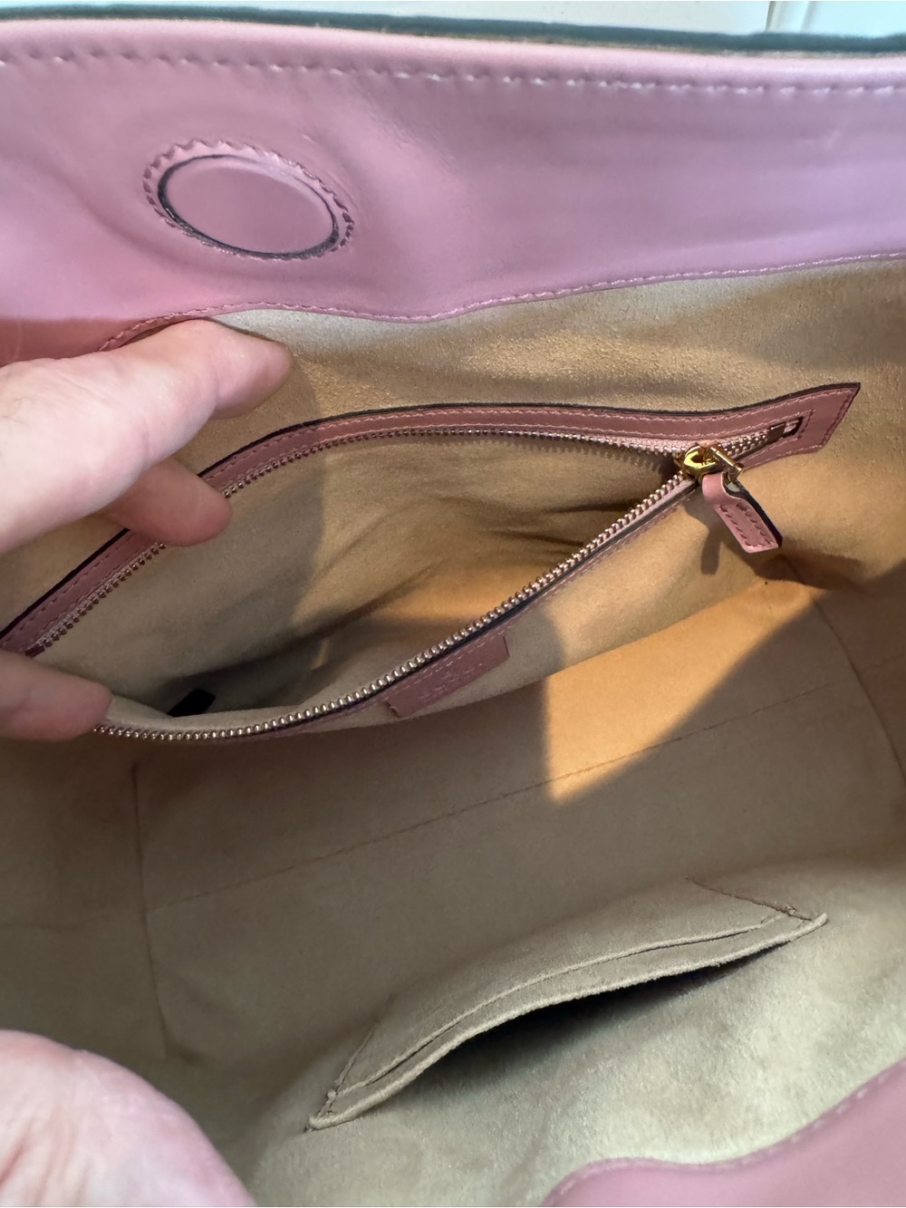Gucci Guccissima Pink GG-Embossed Leather Tote - Crossbody - Picture 7 of 7